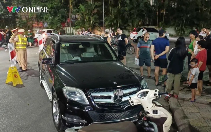 Vụ tai nạn khiến một nạn nhân đi xe máy bị thương, phải đưa đi cấp cứu. (Ảnh: VTV Online)