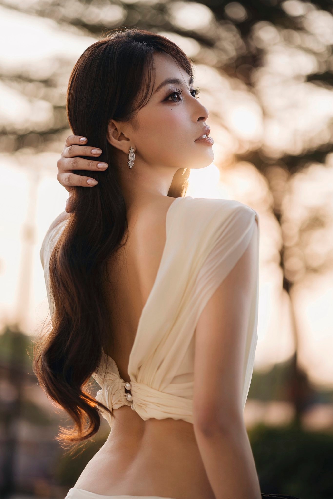 Với chi tiết cut-out khéo léo ở phần eo và lưng cùng chất liệu mềm mại giúp tôn lên sắc vóc của nàng hậu.