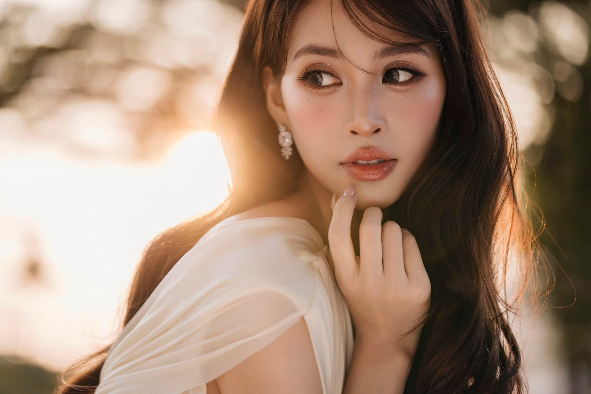 Từng ánh nhìn, cách tạo dáng đến biểu cảm của Tiểu Vy đều toát lên vẻ tự tin, bản lĩnh.