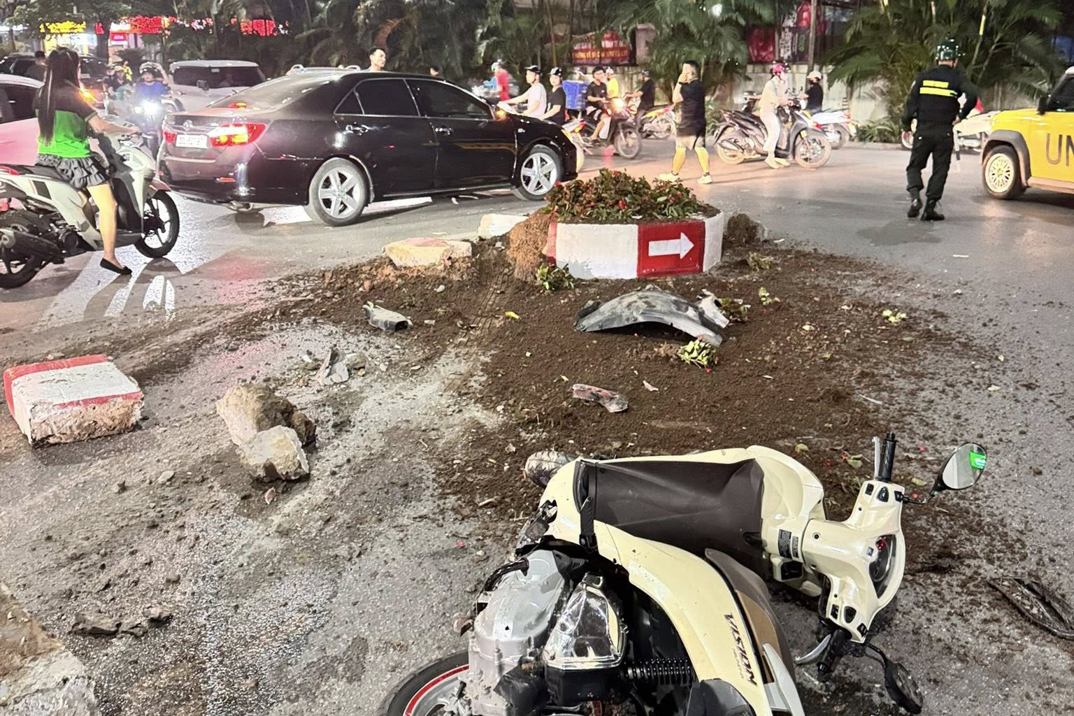 Xe máy nằm văng giữa ngã tư, đất đá từ vòng xuyến văng ra ngoài. (Ảnh: Dân trí)