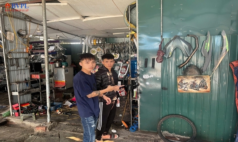 Hai bị can chỉ địa điểm thực hiện việc dán đè các mã QR (Ảnh: Công an Bắc Ninh).