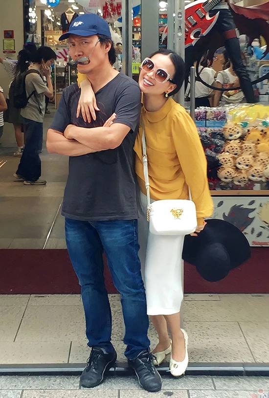 Ca sĩ Hà Phương và chồng.