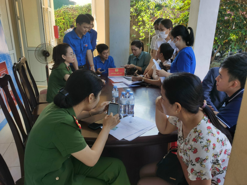 Lực lượng Công an xã hướng dẫn người dân tích hợp tài khoản định danh điện tử và các bước thực hiện tố giác tội phạm qua ứng dụng VNeID (Ảnh: Bộ Công an).