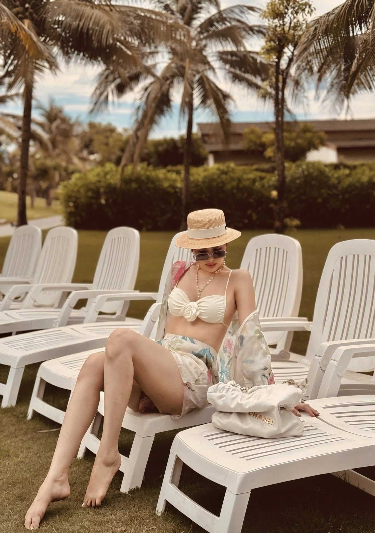 Dù trải qua hai lần sinh nở, Phanh Lee vẫn giữ được vóc dáng thon gọn.