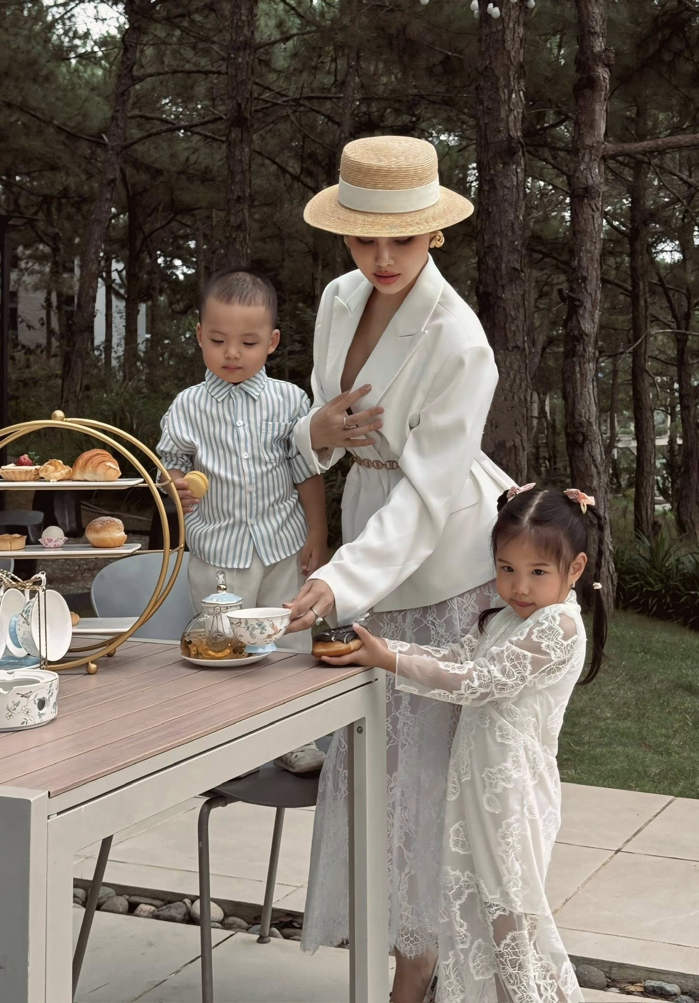 Phanh Lee tập trung nuôi dạy con cái.