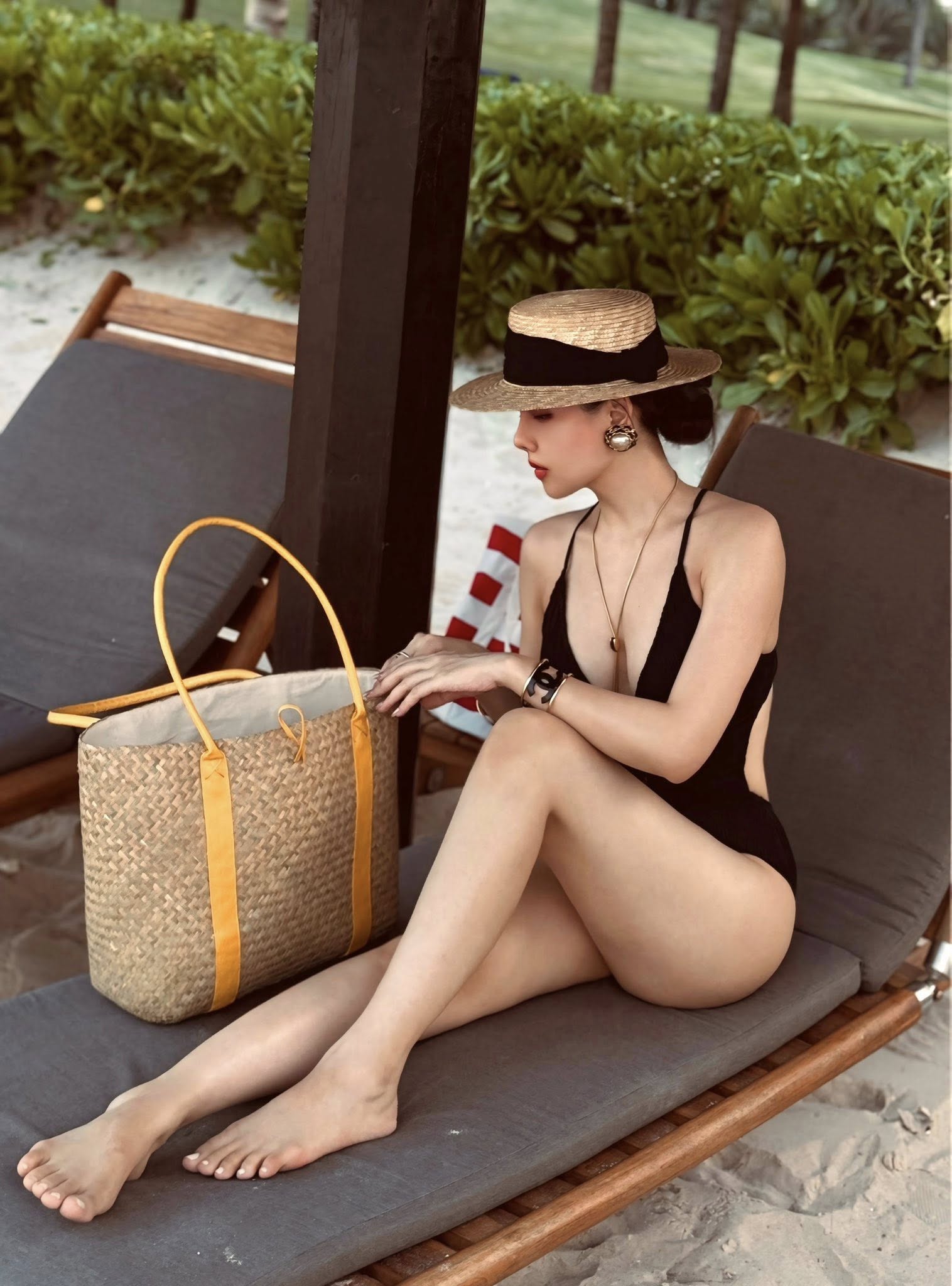 Phanh Lee thường xuyên chia sẻ những chuyến nghỉ dưỡng cao cấp tại khu resort 5 sao đắt đỏ.