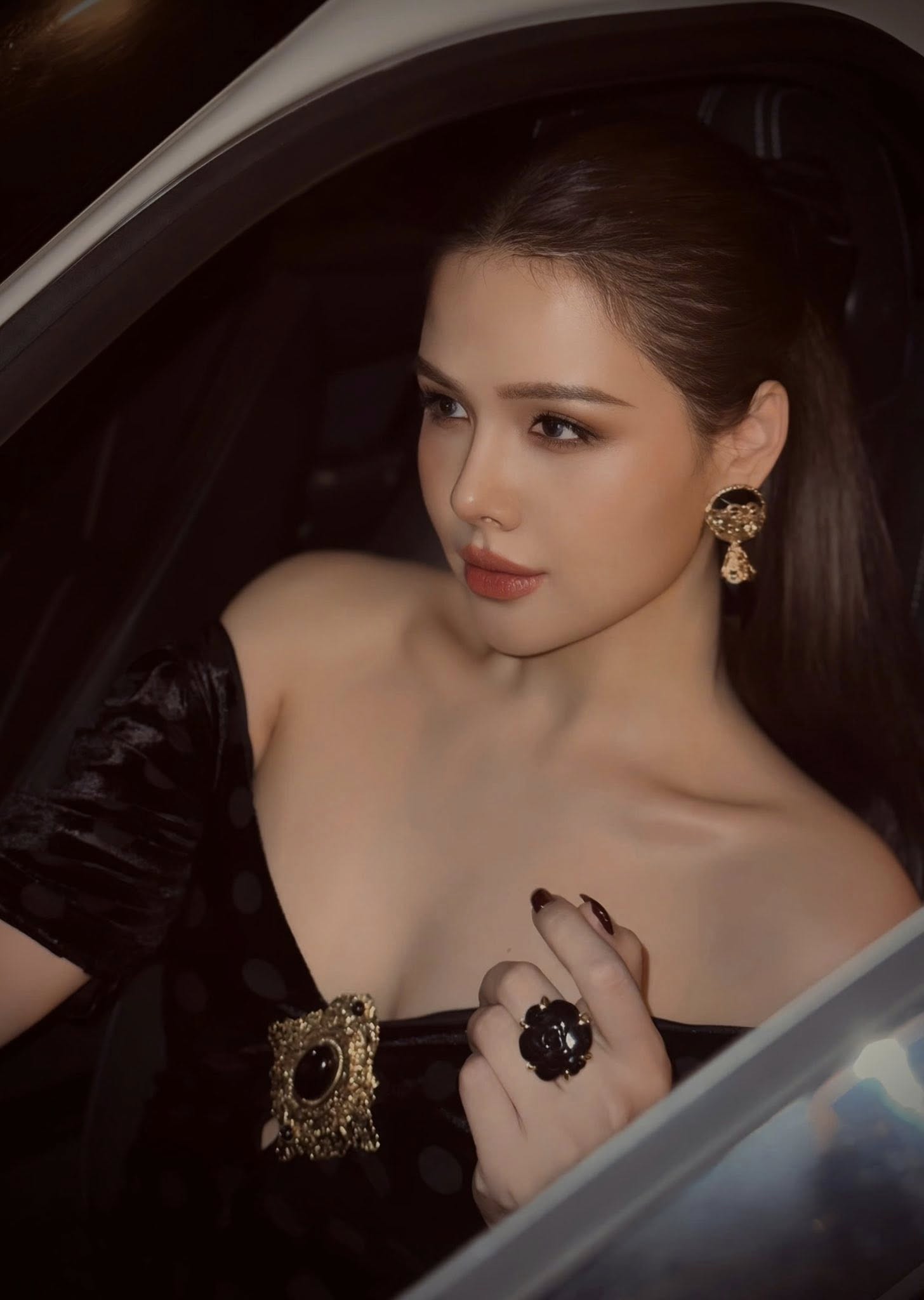 Phanh Lee vẫn duy trì sức hút nhờ nhan sắc ngày càng sắc sảo và cuộc sống sang trọng. 