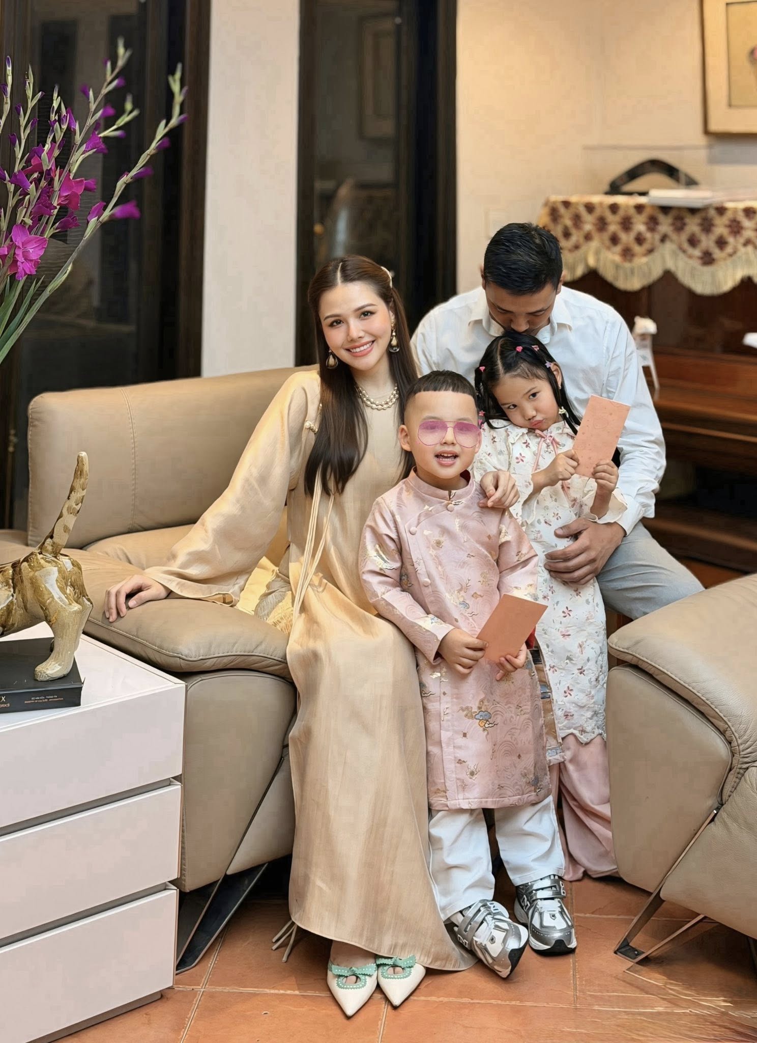 Phanh Lee thường xuyên chia sẻ những khoảnh khắc đời thường giản dị bên chồng và các con.