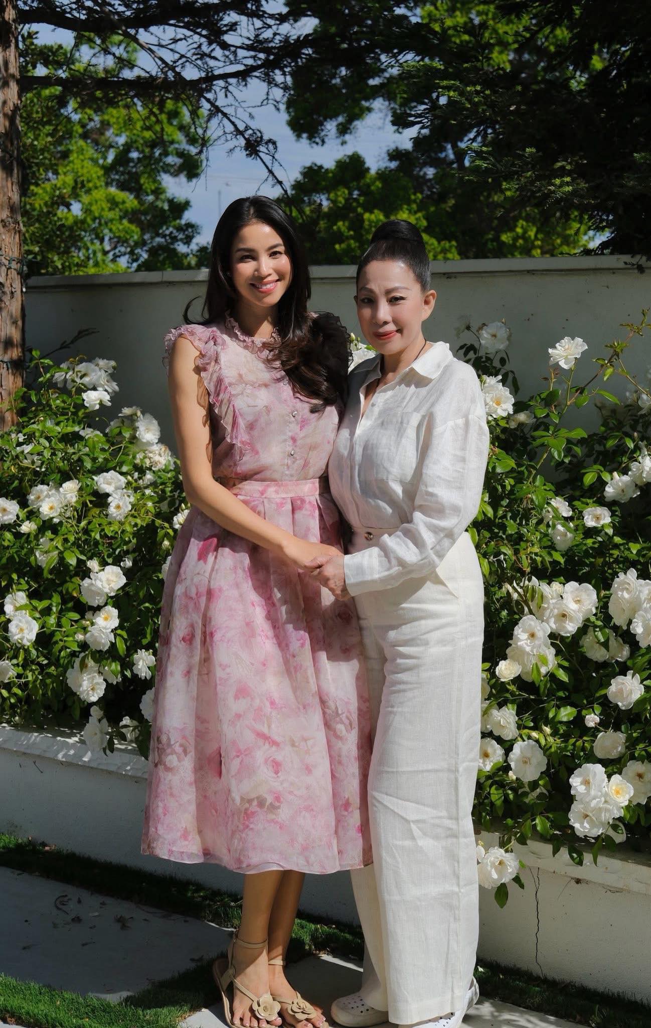 Gương mặt cô ngày càng toát lên vẻ sắc sảo, trưởng thành nhưng không kém phần cuốn hút. 