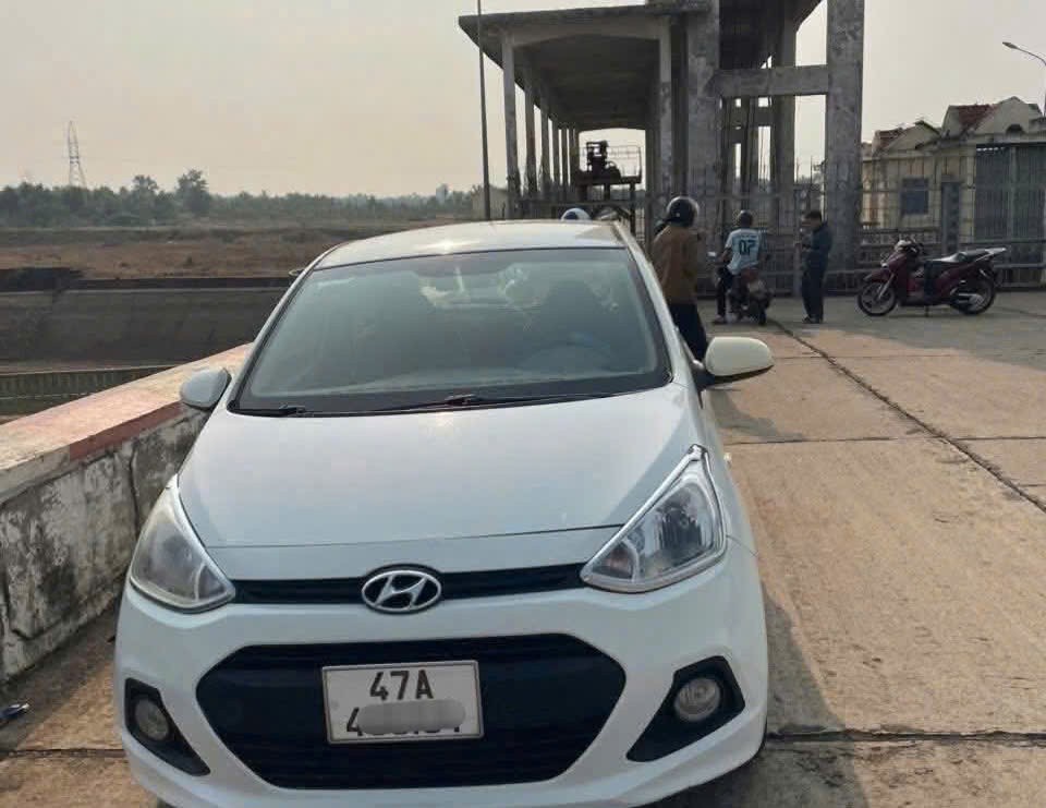 Chiếc ô tô nạn nhân bỏ lại trên cầu.