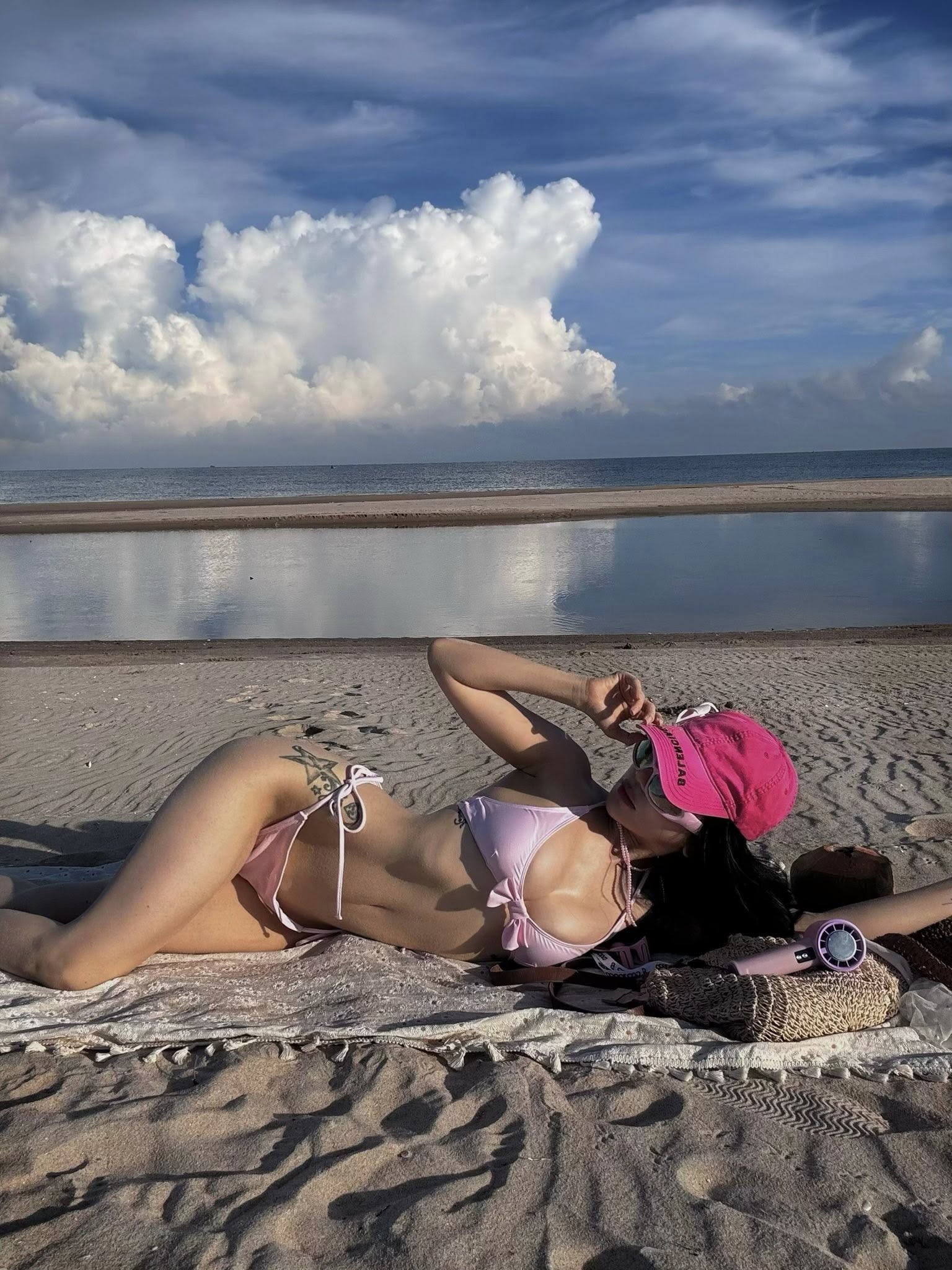 Dù sở hữu chiều cao khiêm tốn khoảng 1m55, Sĩ Thanh vẫn nổi bật nhờ vóc dáng cân đối và được mệnh danh là một trong những mỹ nhân nóng bỏng bậc nhất showbiz Việt. Bí quyết của cô là chế độ ăn uống khoa học kết hợp yoga và gym đều đặn để giữ vòng eo 58cm.