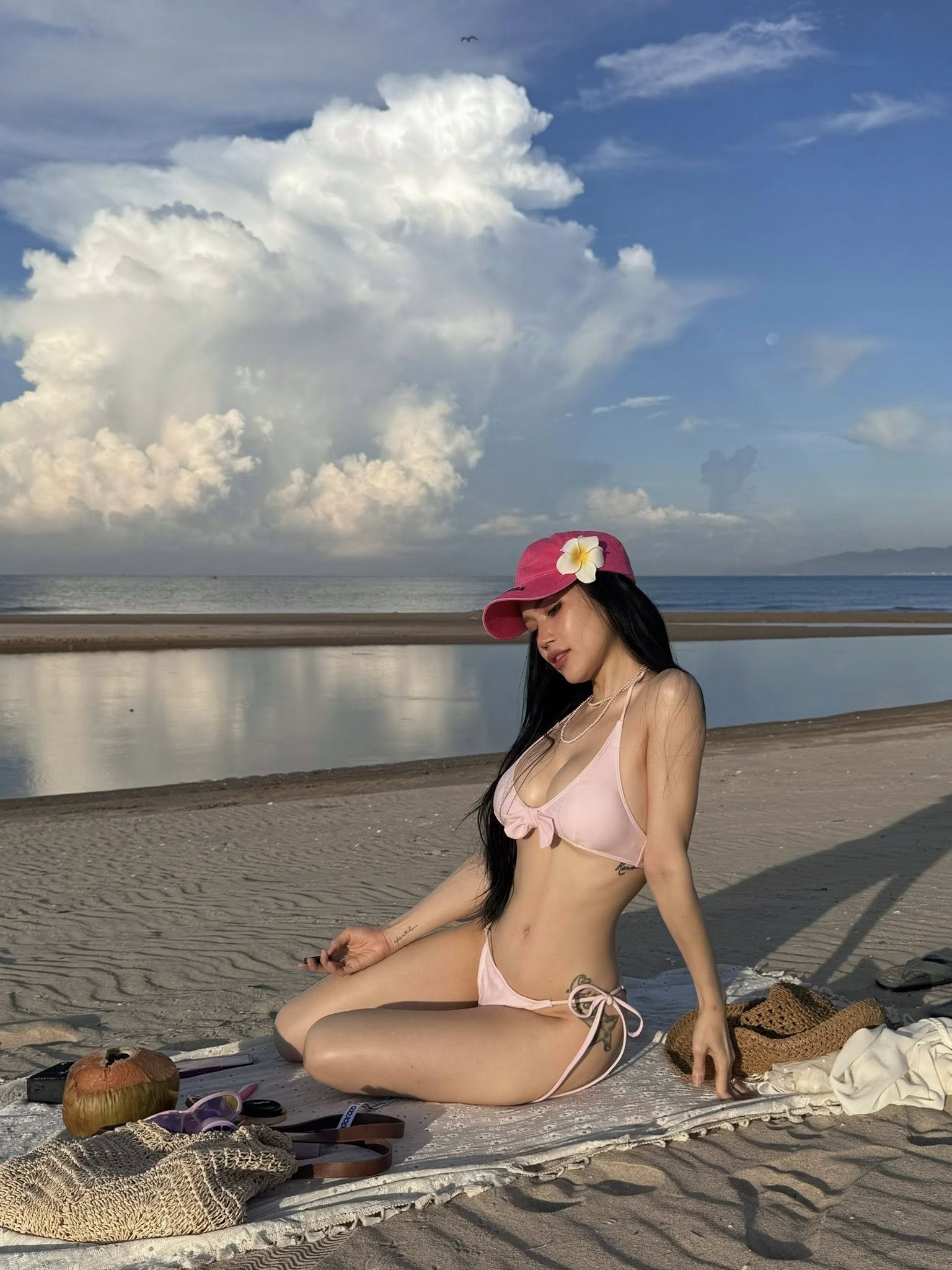 Khi mặc bikini hồng nhạt, nữ diễn viên nổi bật với làn da trắng và đường cong quyến rũ. Cô khéo léo khoe vòng eo thon gọn cùng thần thái nhẹ nhàng, nhưng vẫn đầy cuốn hút.