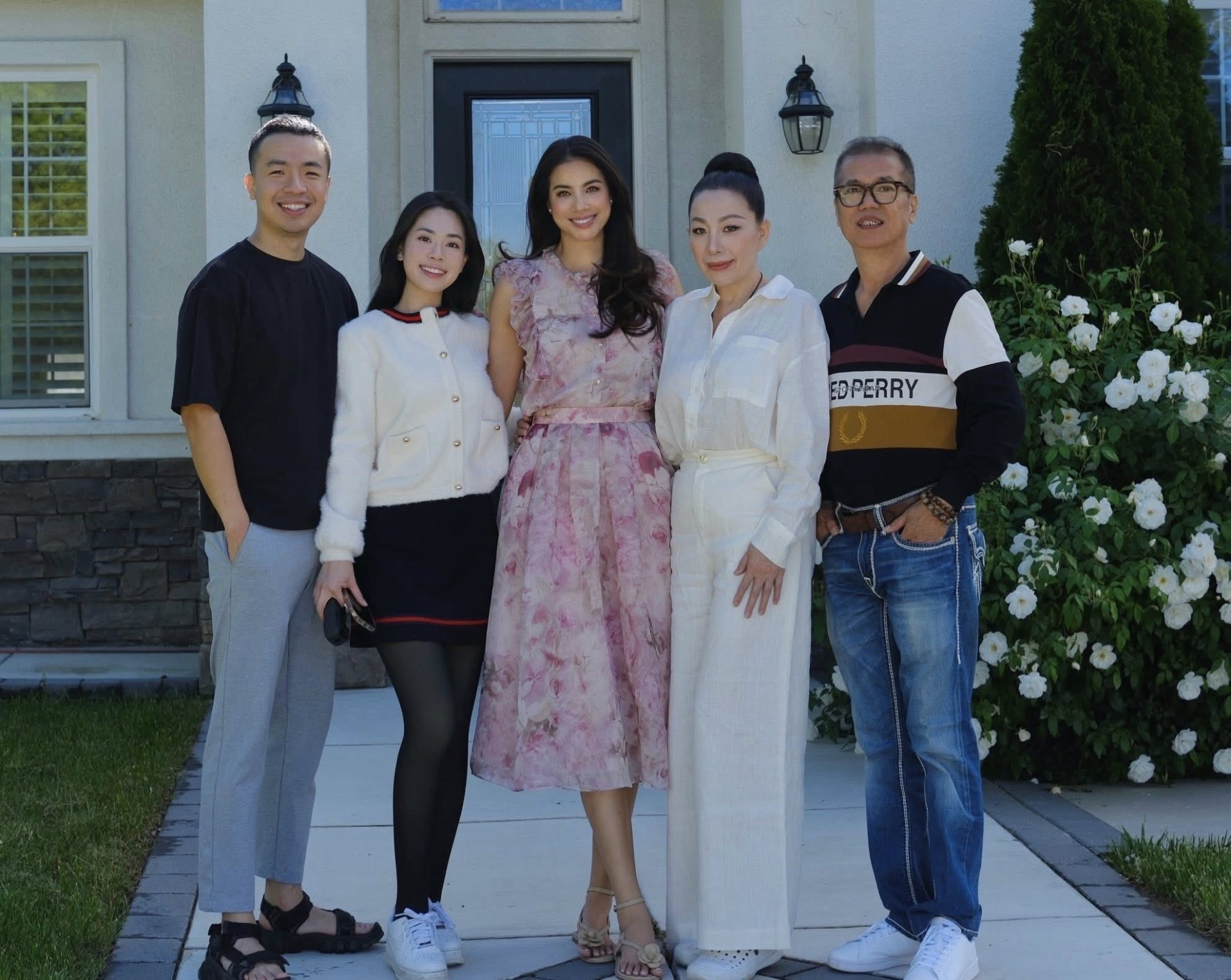 So với thời mới đăng quang, nhan sắc của Phạm Hương còn đậm nét “quý phái” và đẳng cấp hơn. 