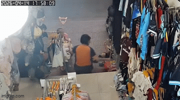 Khoảnh khắc gây phẫn nộ. (Ảnh cắt từ clip)