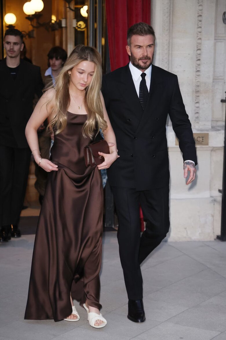 Harper còn được nuôi dạy trong môi trường chuẩn mực của một “tiểu thư tài phiệt”.