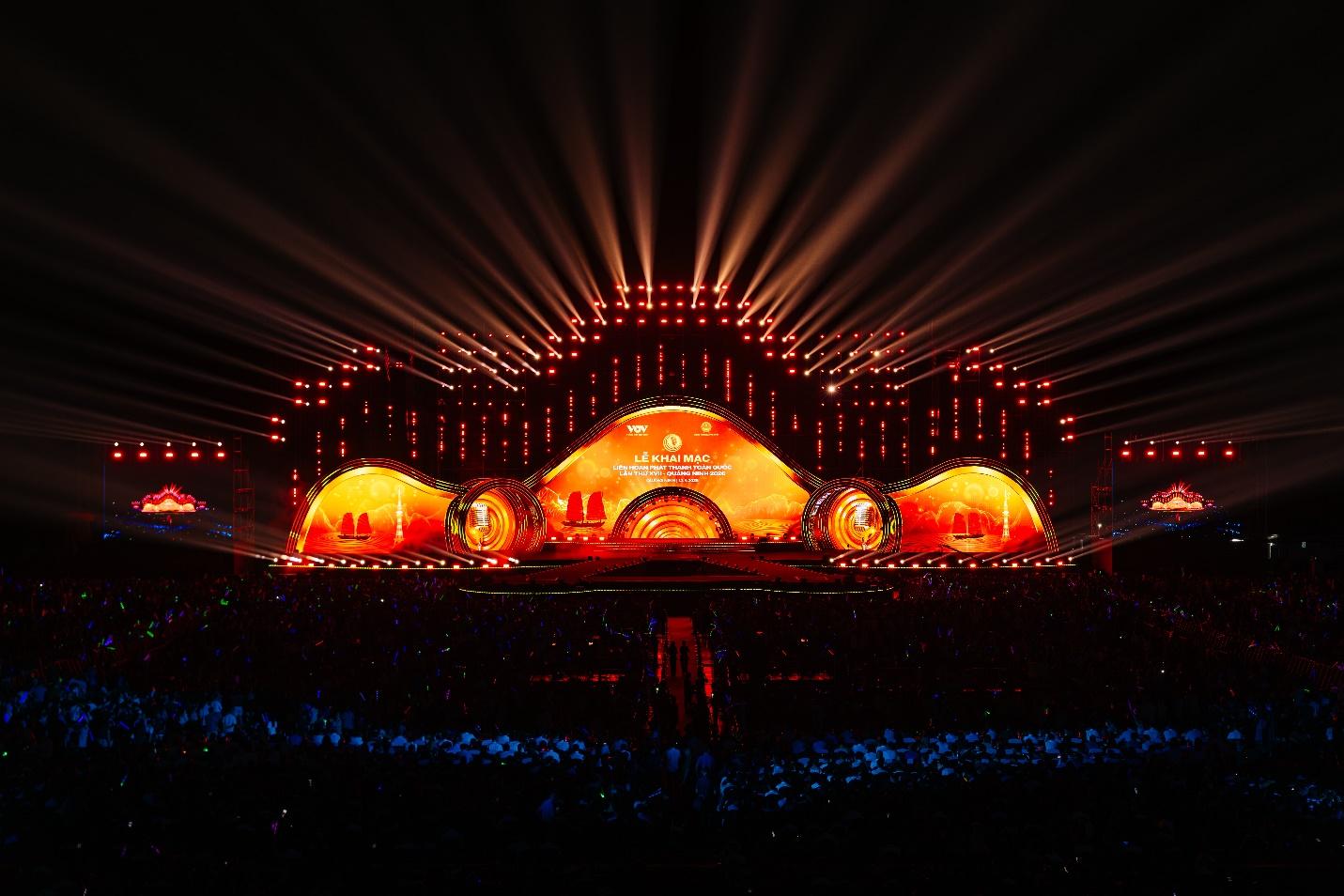   Sân khấu Khai mạc LHPT toàn quốc lần thứ XVII tại quảng trường 30/10 (phường Hạ Long, Quảng Ninh).  