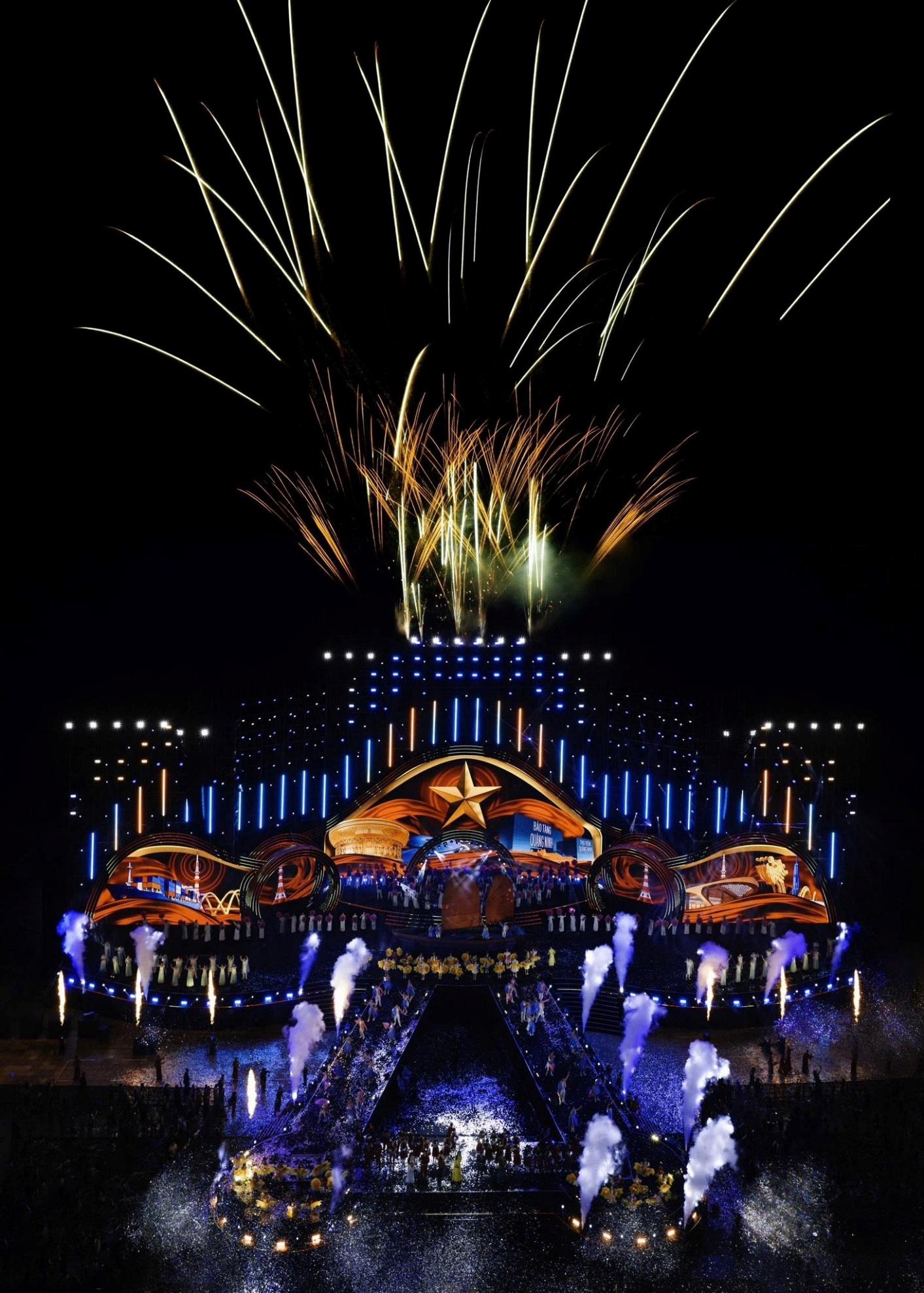   Sân khấu Khai mạc LHPT toàn quốc lần thứ XVII tại quảng trường 30/10 (phường Hạ Long, Quảng Ninh).  