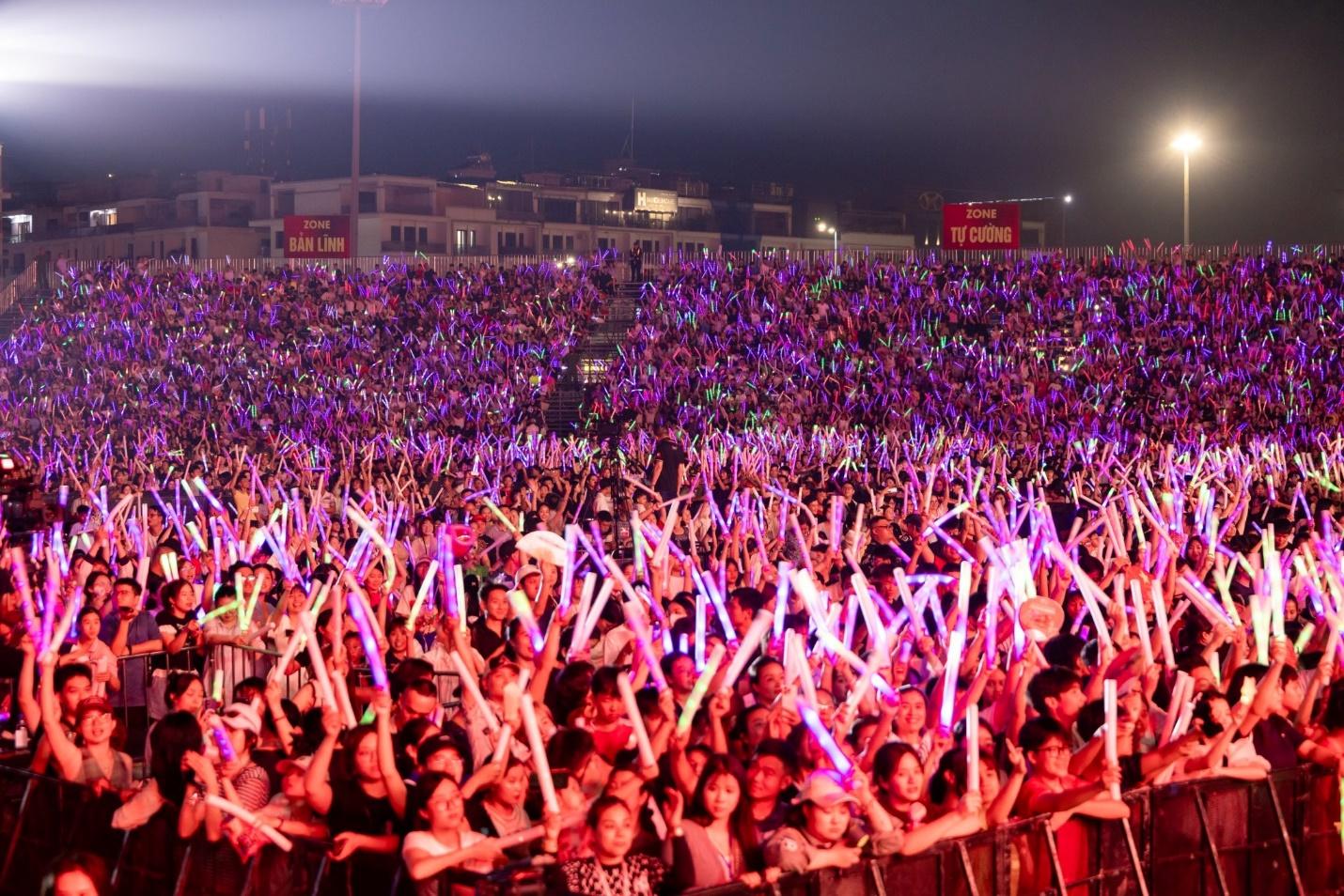   Sân khấu Khai mạc LHPT toàn quốc lần thứ XVII tại quảng trường 30/10 (phường Hạ Long, Quảng Ninh).  