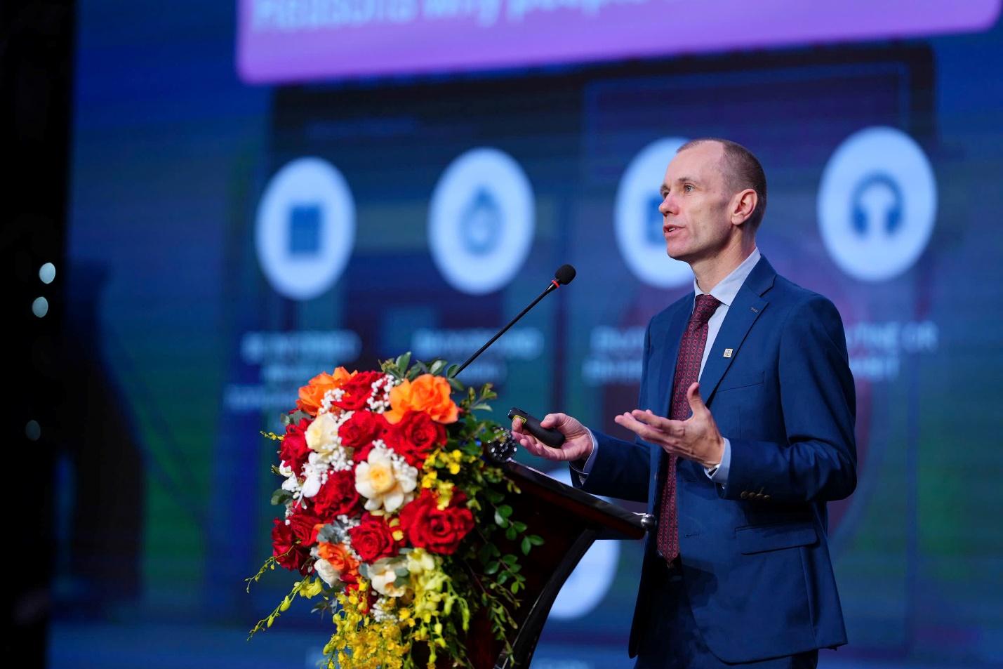   Ông Andrew Davies, Trưởng ban Phát thanh của Asia-Pacific Broadcasting Union, phát biểu tại Hội thảo quốc tế “Podcast – Đại lộ sáng tạo cho phát thanh trong kỷ nguyên số” nằm trong khuôn khổ LHPT toàn quốc lần thứ XVII.  