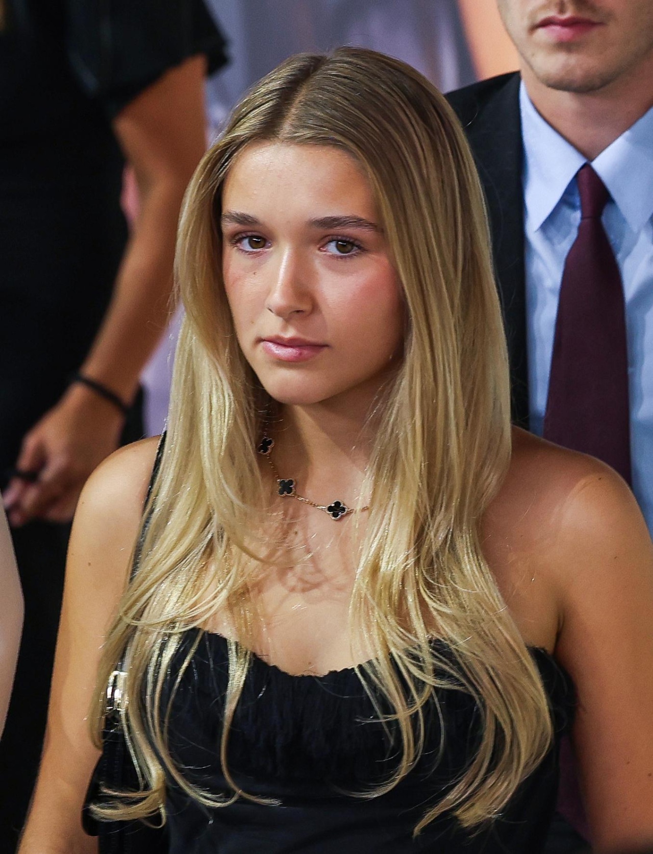 Cô bé sở hữu vẻ đẹp tự nhiên, nhẹ nhàng nhưng vẫn toát lên khí chất sang trọng được thừa hưởng từ cả bố lẫn mẹ.