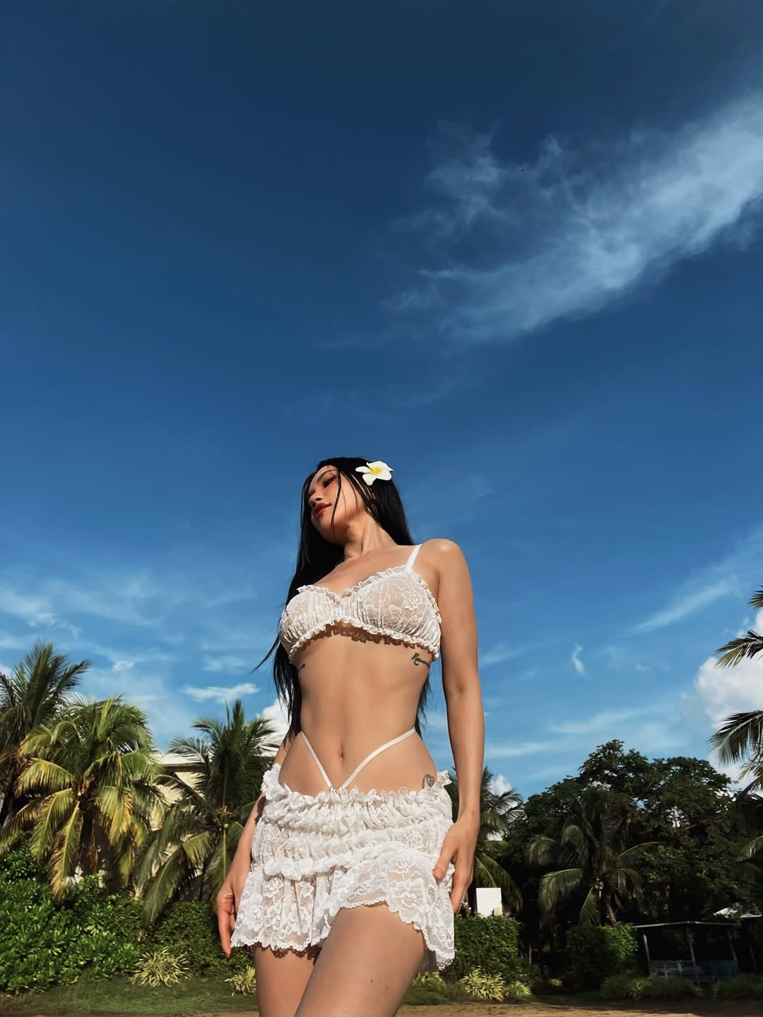 Sĩ Thanh diện bikini trắng, tạo nên hình ảnh vừa gợi cảm, vừa sang trọng. Không gian hồ bơi và biển phía sau càng làm tăng thêm sự sang chảnh cho bộ ảnh.