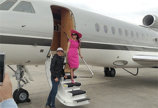 Hà Phương sở hữu cuộc sống giàu có với biệt thự, du thuyền, chuyên cơ riêng