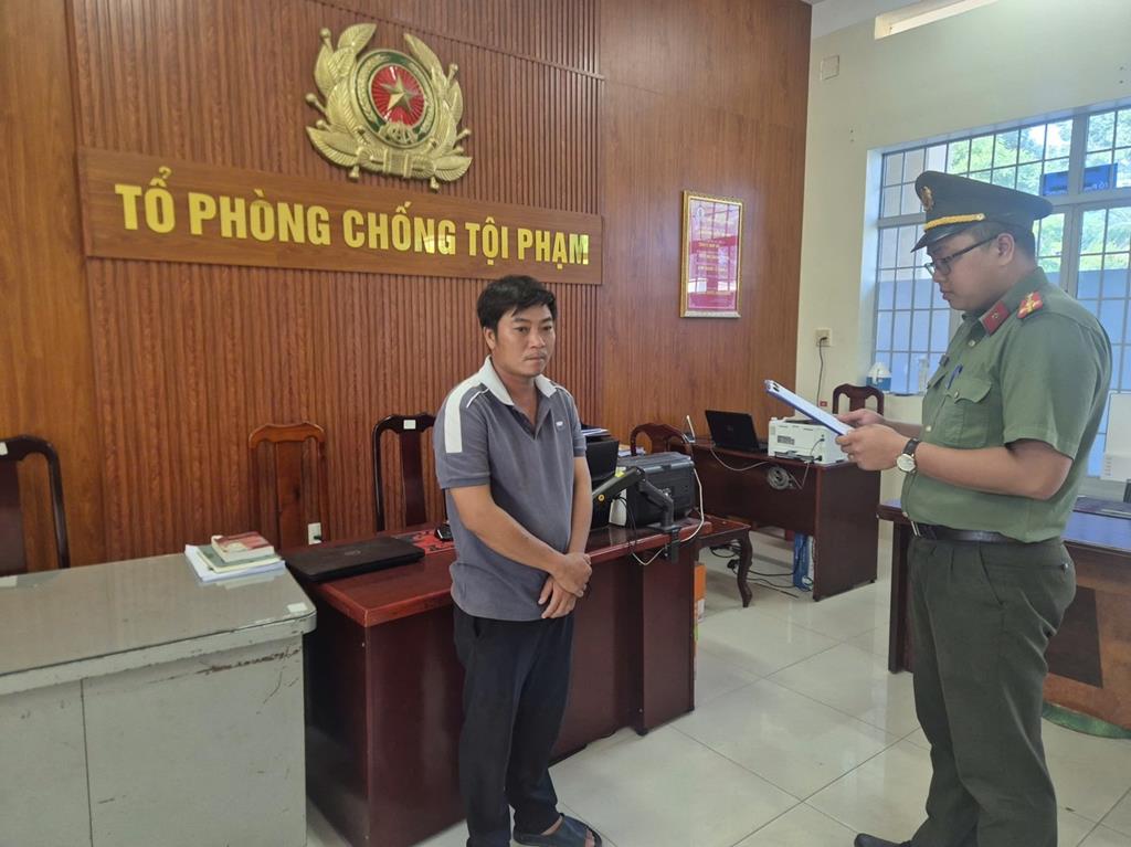 Cơ quan An ninh điều tra thi hành lệnh bắt bị can để tạm giam đối với Nguyễn Minh Tiến. Ảnh: CA Đồng Nai