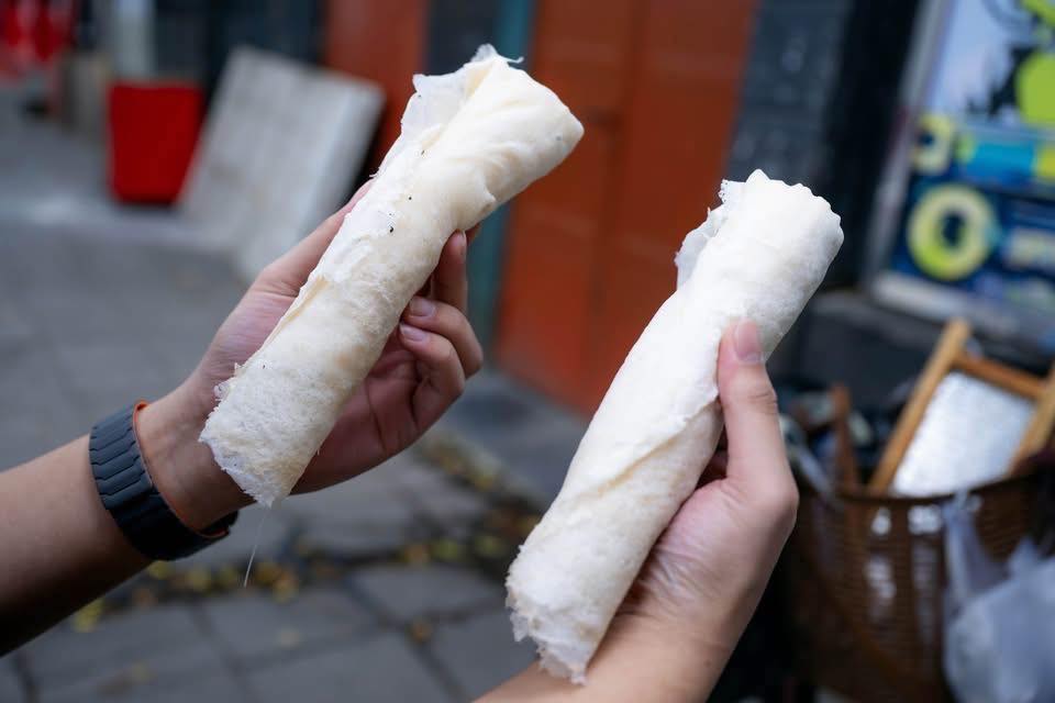 Mỗi ngày, anh Thành bán tối đa 300 chiếc bò bía, giá mỗi chiếc là 10.000 đồng. Đây là nguồn thu nhập chính để anh gửi về quê nuôi 3 con ăn học. (Ảnh: Như Hoàn)