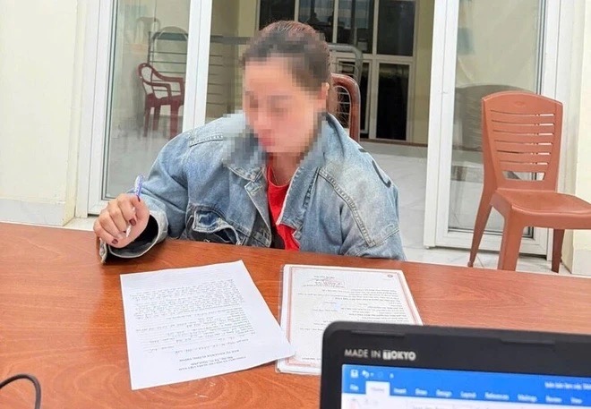 Công an xã Ea Kar lập biên bản xử lý vụ việc, yêu cầu chị T. chấm dứt hành vi bạo hành con. (Ảnh: VTC News)