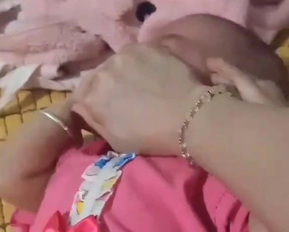 Hình ảnh đứa trẻ vùng vẫy, la khóc vì bị mẹ bóp chặt miệng khiến người xem phẫn nộ