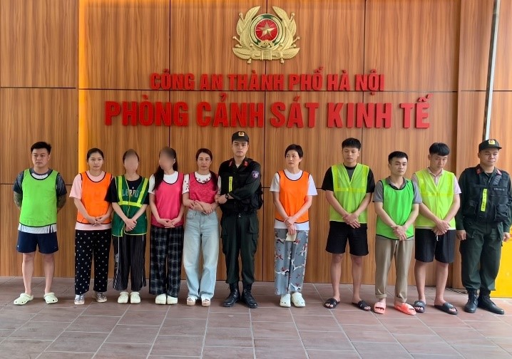 Các đối tượng tại cơ quan công an (Ảnh: Công an Hà Nội).