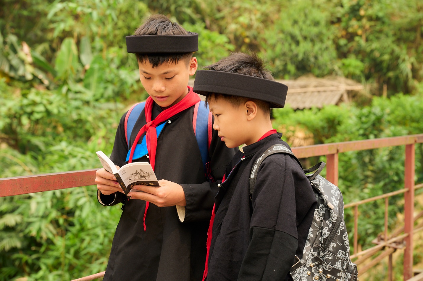   Những cuốn sách quý đổi đời trở thành nguồn tri thức quan trọng, giúp học sinh vùng cao phong phú thêm hiểu biết trong điều kiện tiếp cận thông tin còn hạn chế  