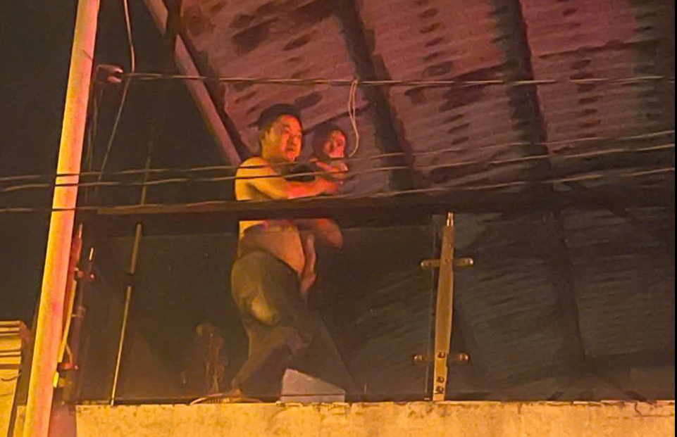 Đại úy Huỳnh Tuấn Kiệt đã cởi áo của mình để khoác cho em bé (Ảnh: Bộ Công an).