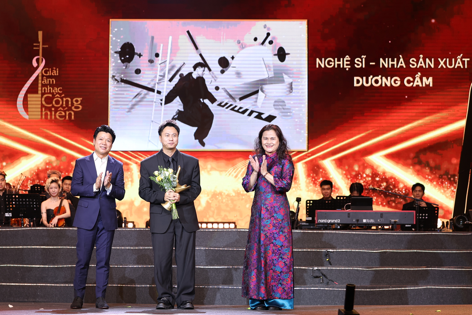 Nhạc sĩ Dương Cầm nhận giải.