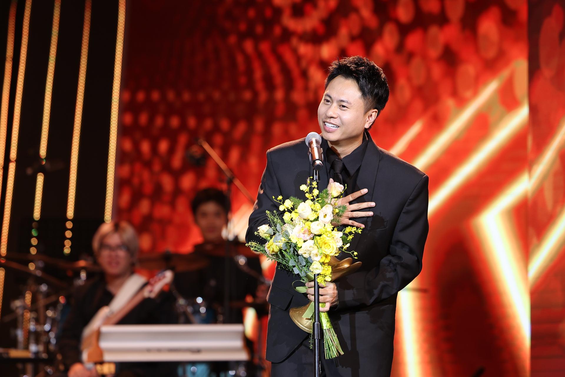 Nhạc sĩ Dương Cầm bất ngờ khi đoạt giải Cống hiến, hé lộ bước ngoặt sự nghiệp