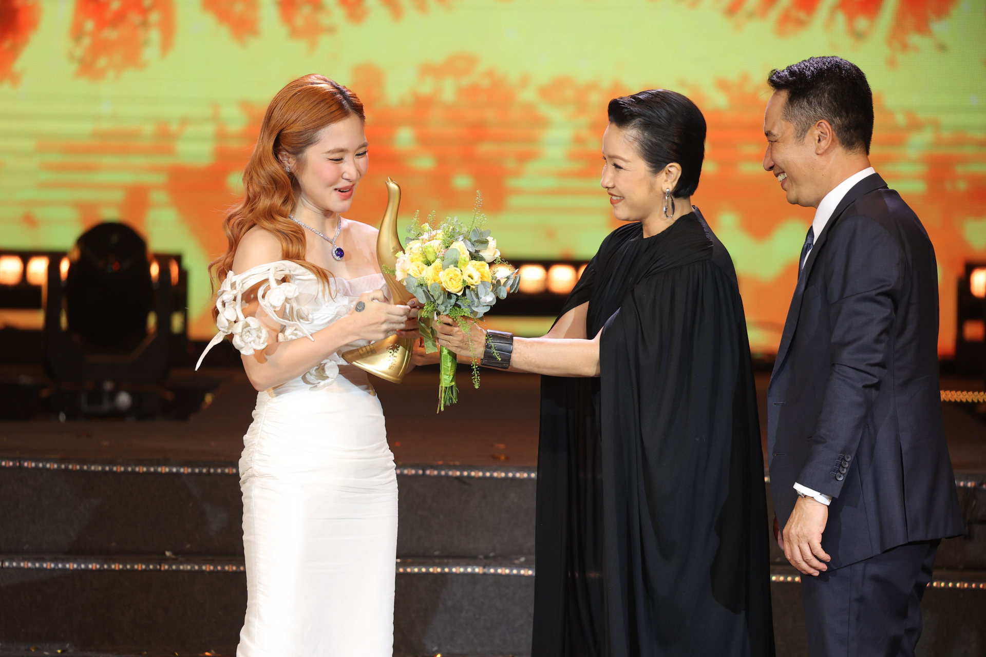 Hương Tràm được vợ chồng diva Mỹ Linh trao cúp.