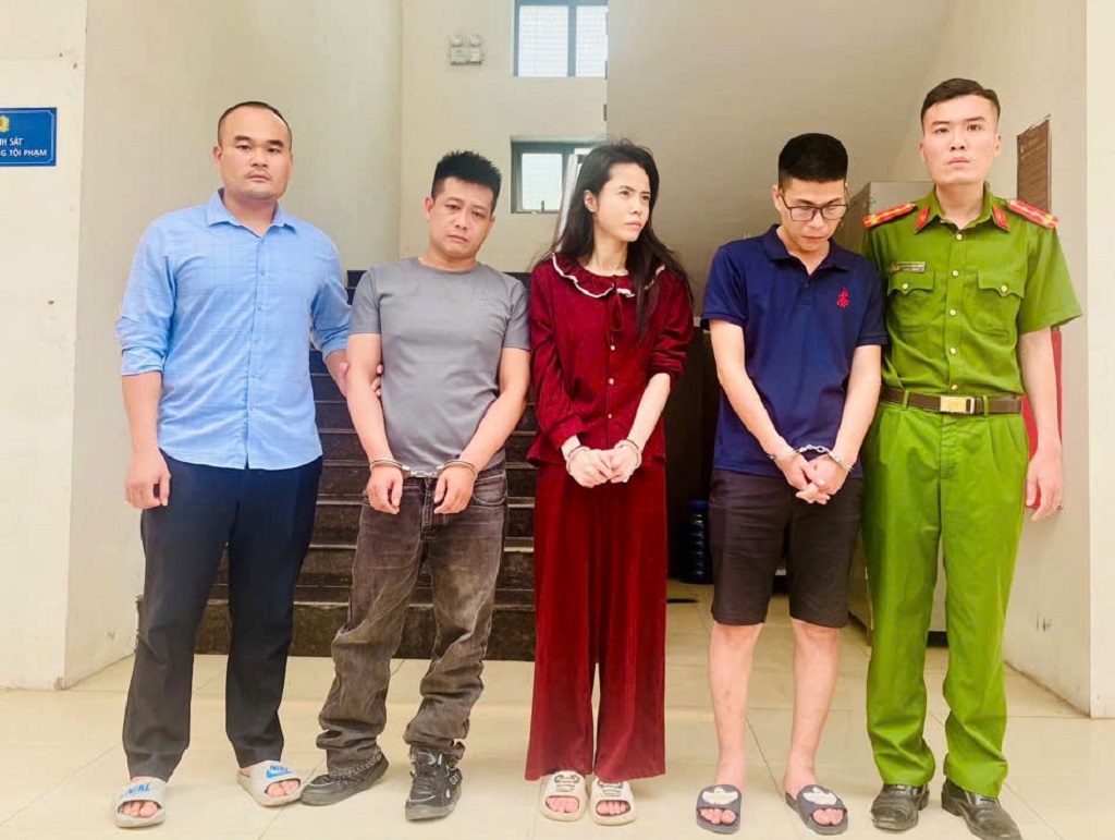 Đối tượng Võ Văn Toàn, Lưu Thị Thanh Huyền, Trương Tài Tuệ tại cơ quan Công an (Ảnh: Công an Nghệ An).