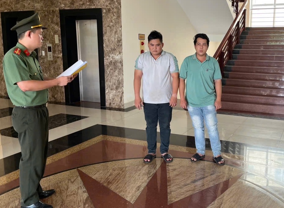 Cơ quan An ninh điều tra Công an tỉnh Quảng Trị tống đạt quyết định khởi tố vụ án, bị can đối với Nguyễn Hữu Chí và Trần Lâm Thanh Phong (Ảnh: Công an Quảng Trị).
