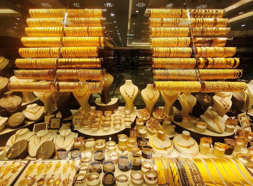   Trang sức vàng được bày bán ở một tiệm kim hoàn tại Istanbul, Thổ Nhĩ Kỳ. Ảnh: THX/TTXVN  