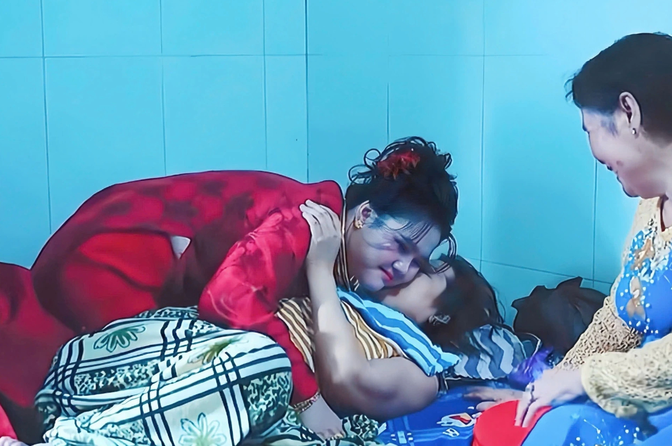 Khoảnh khắc người mẹ nằm trên giường bệnh trao hồi môn cho con gái khiến bao người rơi nước mắt. (Ảnh: Cắt từ clip)
