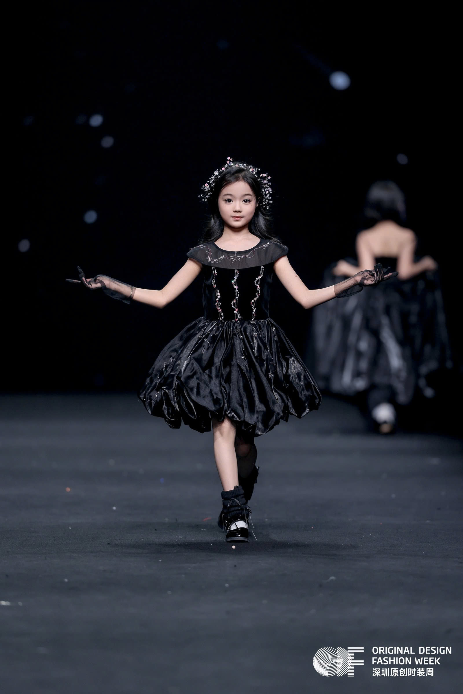 Vũ Lan Anh mang “Việt Nam Đa Sắc