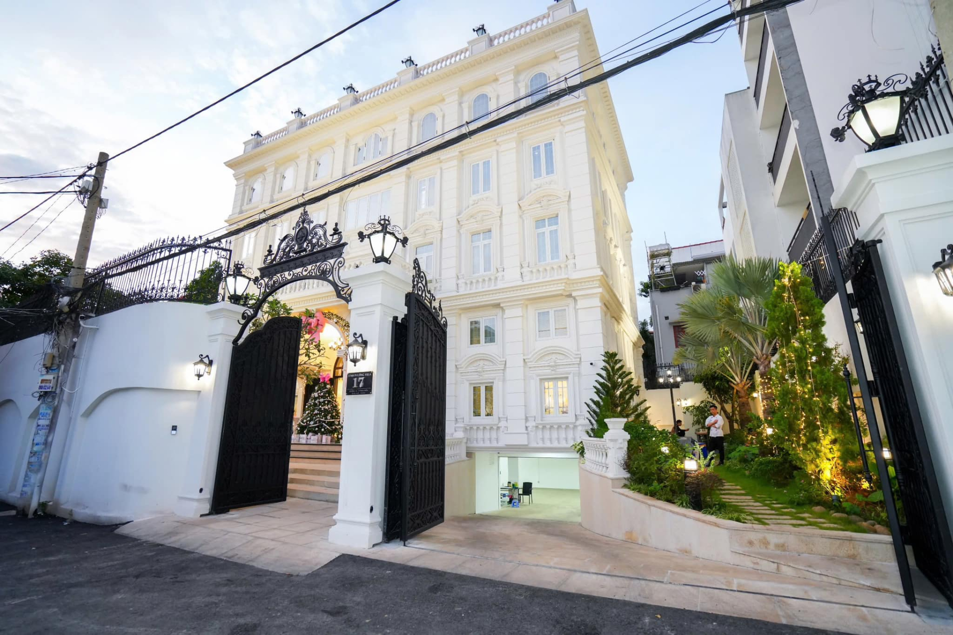 Cặp đôi hiện đang sống cùng các con trong căn biệt thự trắng trị giá 200 tỷ đồng