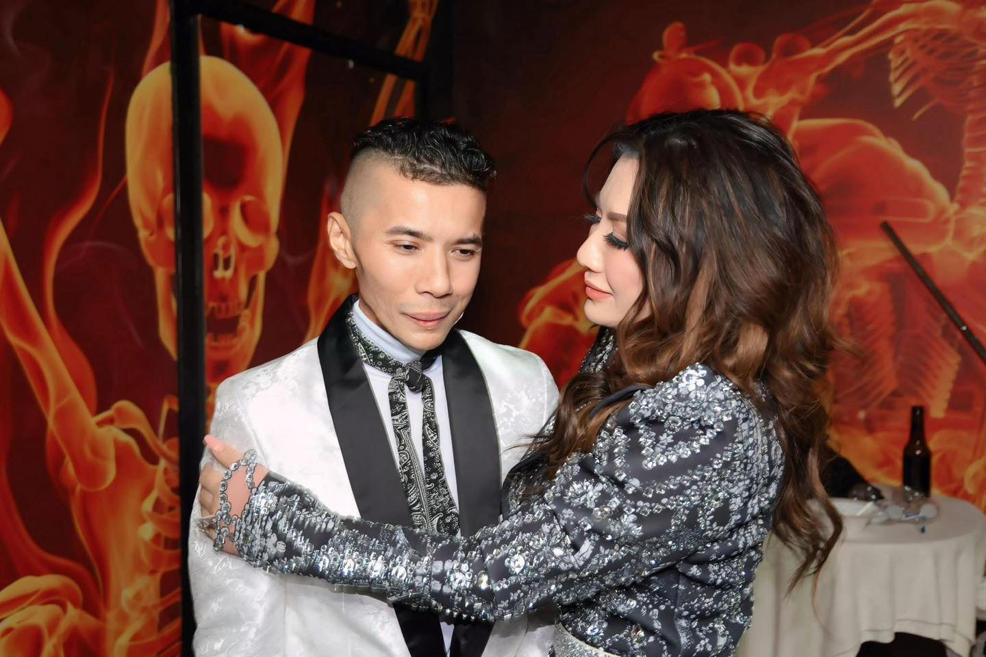 Trizzie Phương Trinh bên cạnh nam ca sĩ lúc bệnh tật.