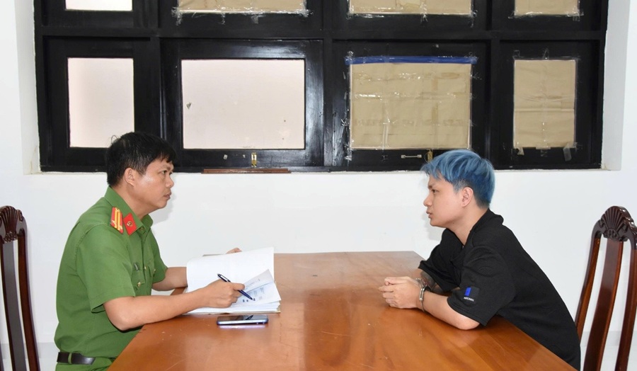 Đối tượng Nguyễn Gia Hoàng tại cơ quan công an (Ảnh: Công an Lâm Đồng).