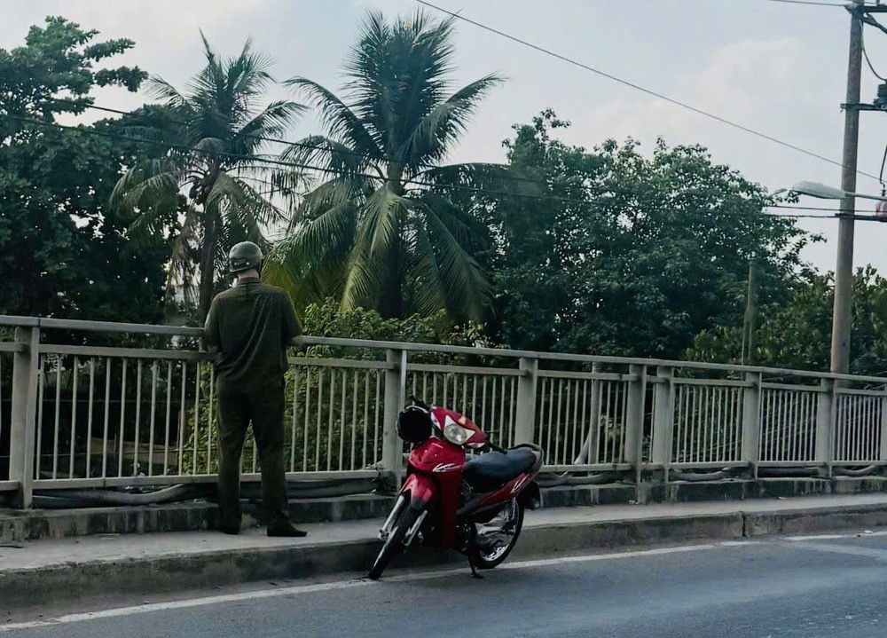 Xe máy của ông H. được phát hiện trên cầu Xáng. (Ảnh: Pháp luật TP.HCM)