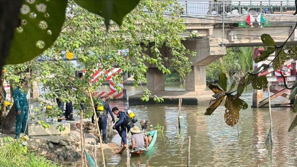 Lực lượng chức năng đang tổ chức tìm kiếm trên sông. (Ảnh: VietNamNet) 