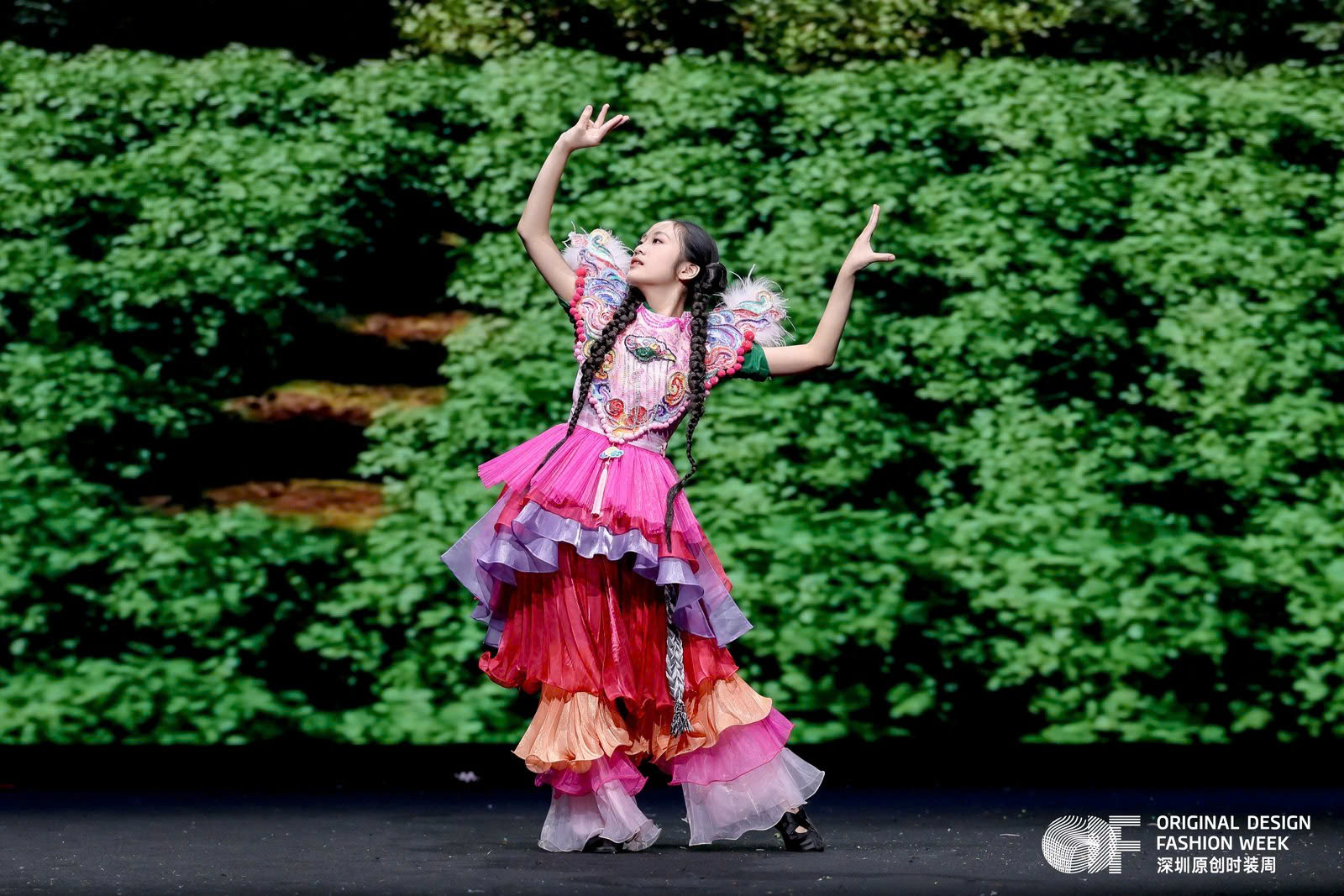 Vũ Lan Anh mang “Việt Nam Đa Sắc