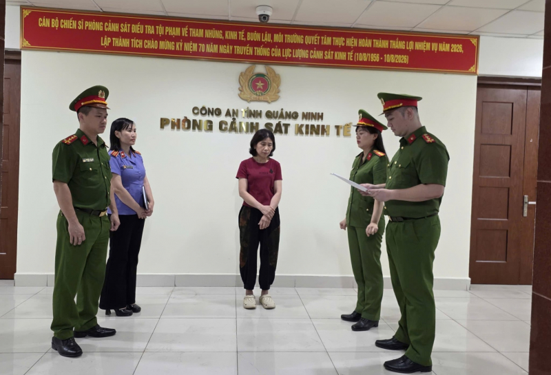 Cơ quan CSĐT đọc lệnh bắt đối tượng Phạm Thị Quỳnh (Ảnh: Công an nhân dân).