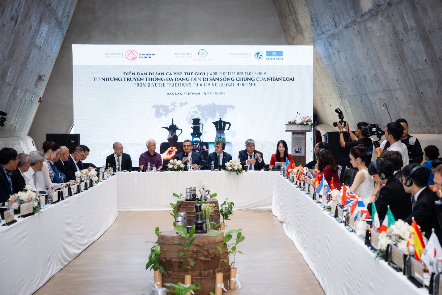   Diễn đàn Di sản Cà phê Thế giới tại Buôn Ma Thuột, quy tụ các nhà lãnh đạo, tổ chức quốc tế và chuyên gia, mở ra không gian đối thoại cấp cao về di sản, văn hóa và tương lai của cà phê.  