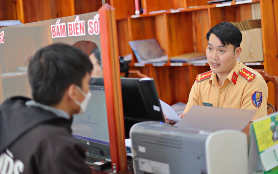 Người dân có thể thực hiện thủ tục cấp lại đăng ký xe bằng dịch vụ công trực tuyến toàn trình hoặc một phần (Ảnh: VGP).